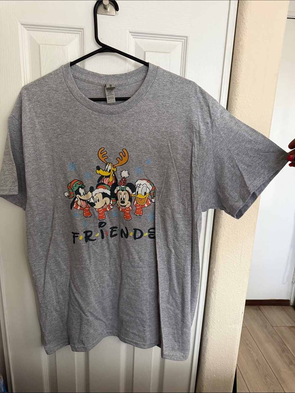 Gildan Gray Disney Friends Holiday Graphic Tee - Picture 5 of 7